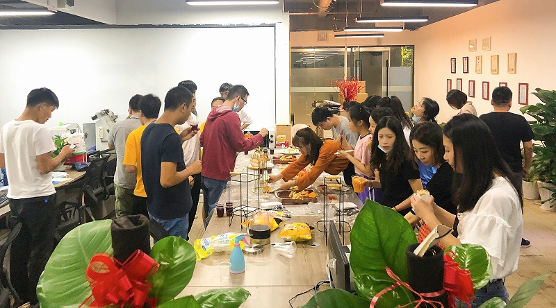 全員發(fā)動(dòng)吃吃吃...