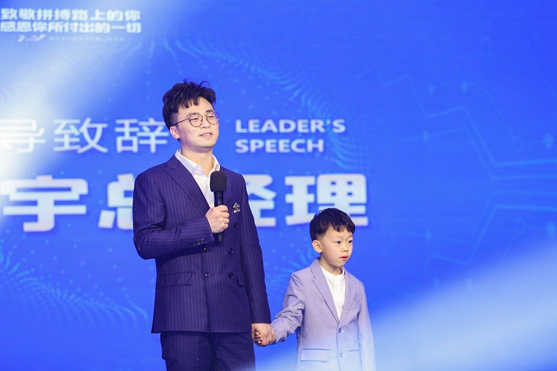 開(kāi)場(chǎng)視頻-《拼搏與愛(ài)》